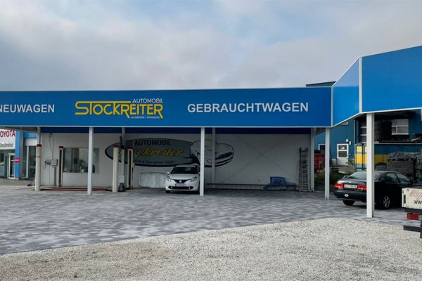 Gro&szlig;werbeanlage Automobil Stockreiter