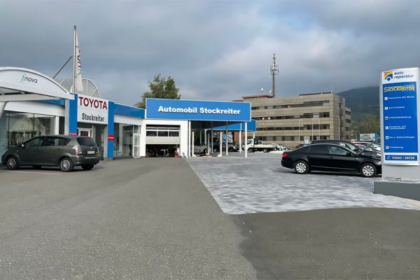 Gro&szlig;werbeanlage Automobil Stockreiter